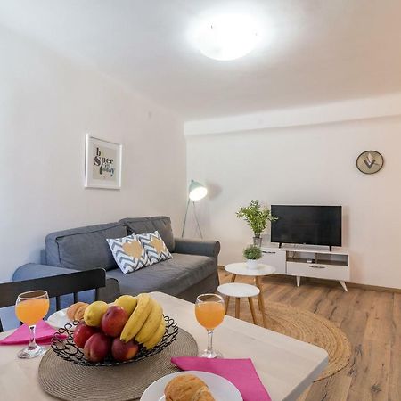 Central New Apartment Nonna Mara Ровин Екстериор снимка