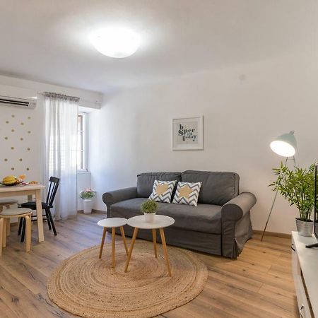 Central New Apartment Nonna Mara Ровин Екстериор снимка