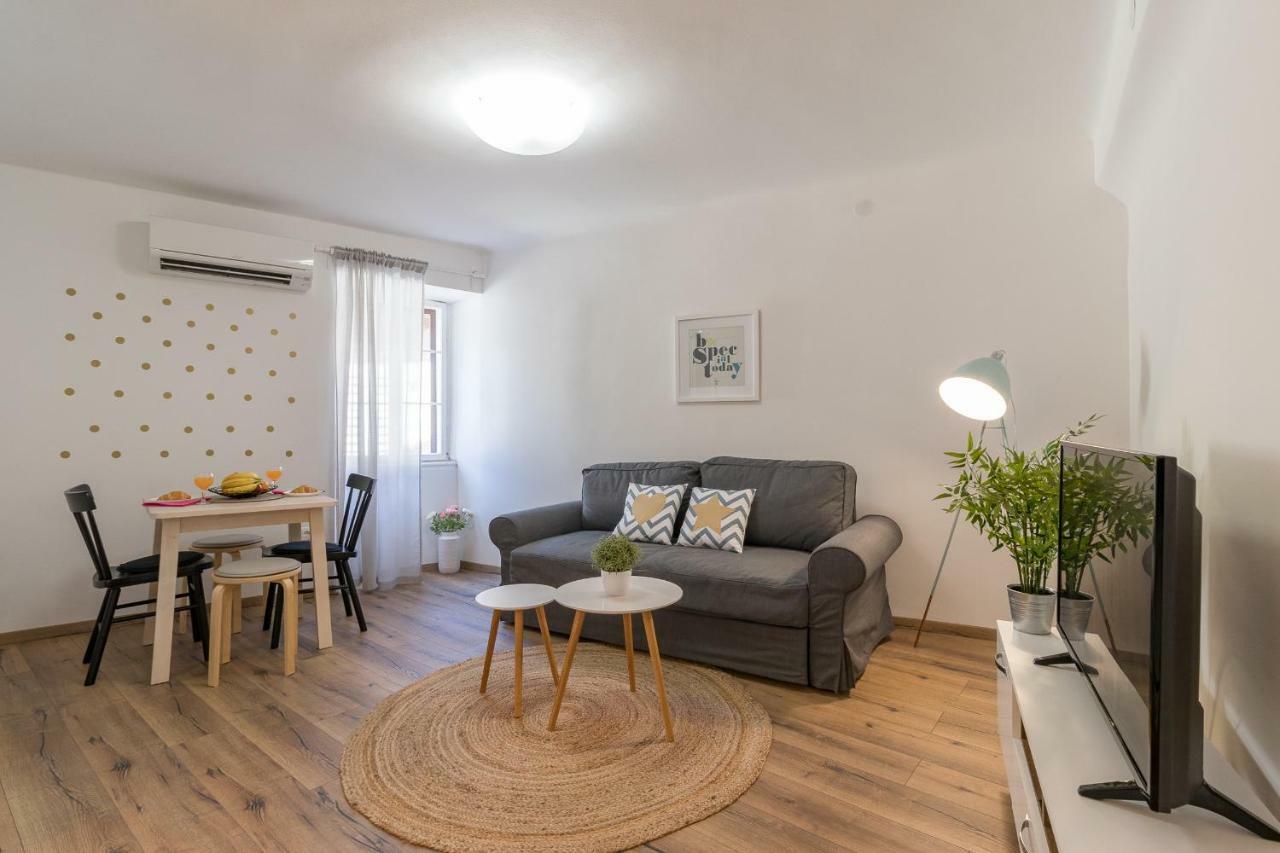 Central New Apartment Nonna Mara Ровин Екстериор снимка