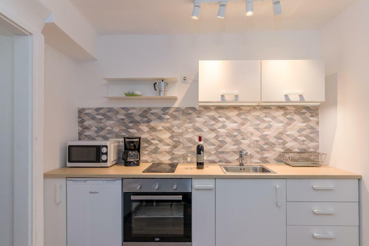 Central New Apartment Nonna Mara Ровин Екстериор снимка